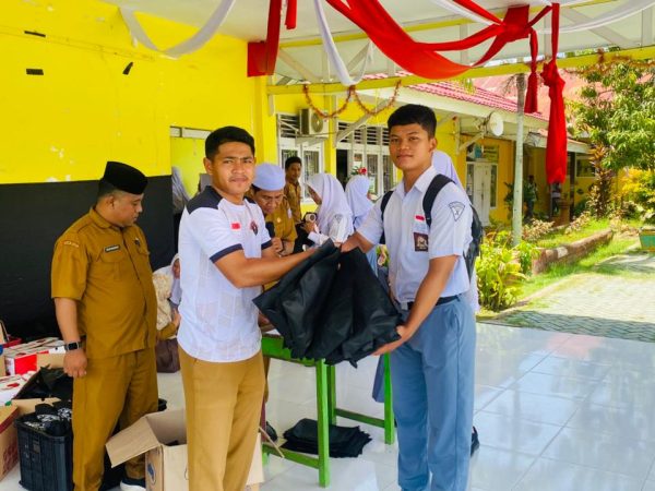 Perdana, SPPG Polri Polres Pohuwato Salurkan Makanan Bergizi Gratis kepada siswa SMA Negeri 1 Marisa